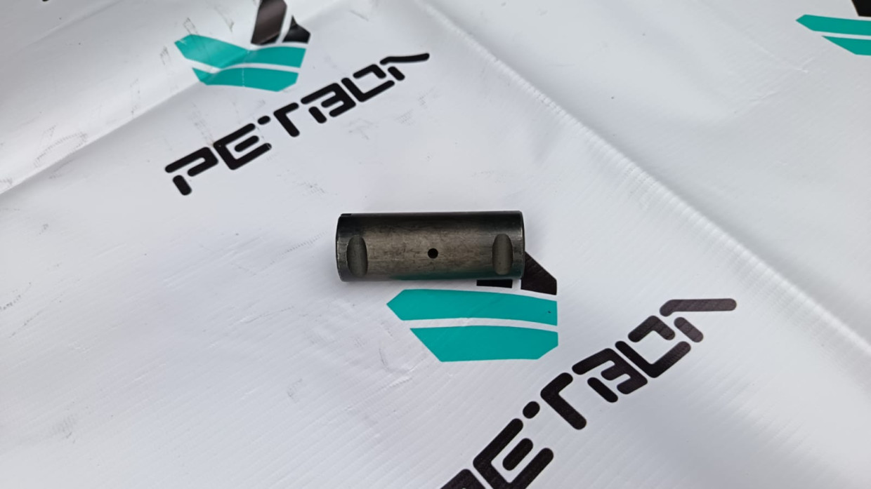 Ось крепления тяги