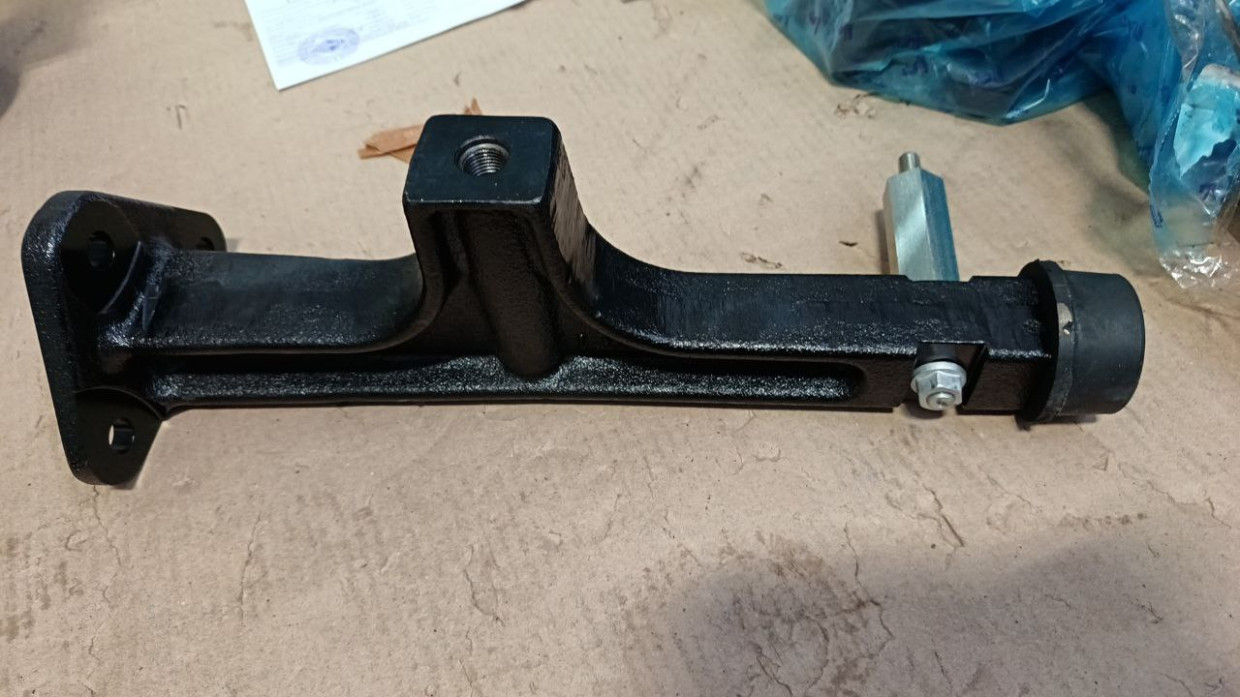 Кронштейн передней опоры кабины правый 54901