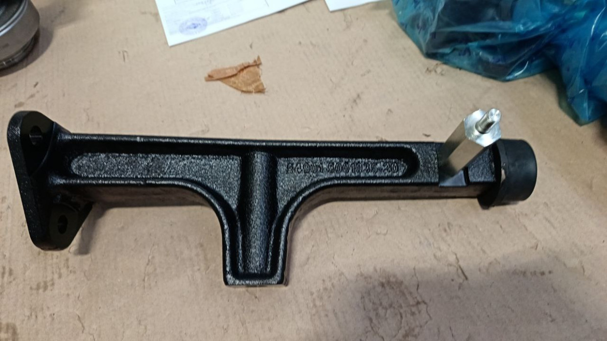 Кронштейн передней опоры кабины правый 54901